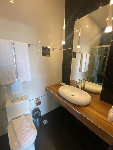 Bathroom 2, HOTEL INNOVA, Cercado