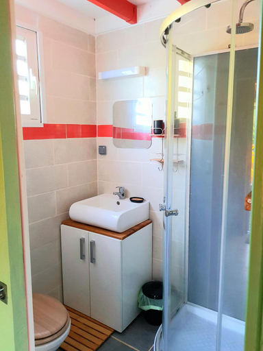 Bathroom, LE TI CITRON VERT - Baignoire a ciel ouvert et refuge colore -, Saint-Leu