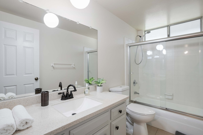Bathroom 4, Colven by Avantstay Pool + Spa Near Golf Course, Los Angeles