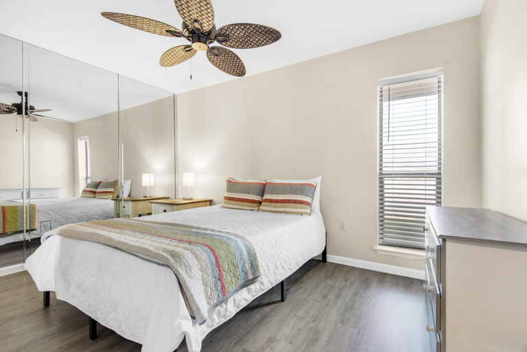 Bedroom 3, Endless Summer E2, Bay
