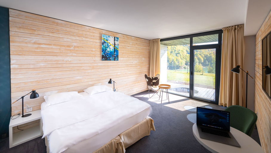 Bedroom 4, Atra Doftana, Tesila