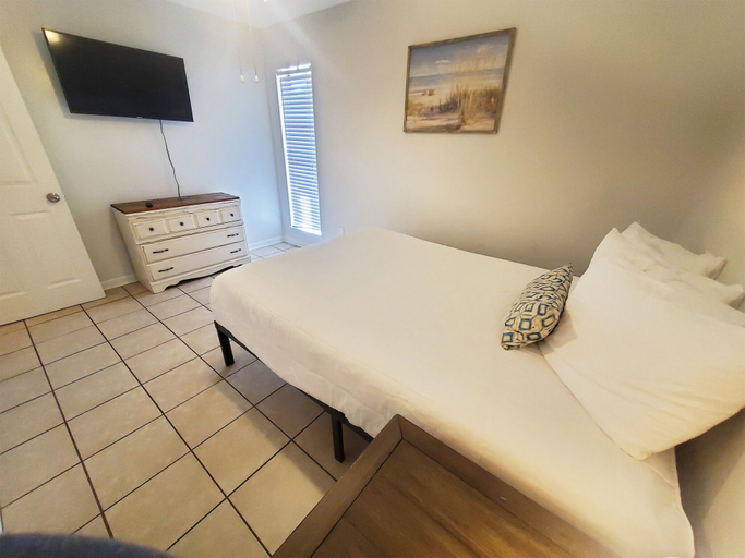 Bedroom 3, Endless Summer B4, Bay