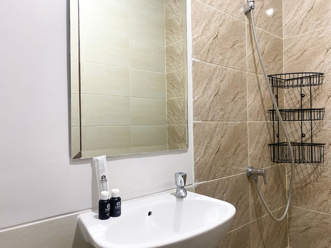 Bathroom 3, Serene Designed Studio Transpark Juanda Bekasi Timur Apartment, Bekasi