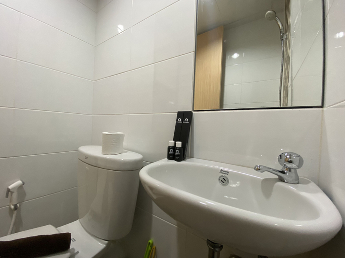 Bathroom 2, Homey And Modern Studio The Alton Apartment, Semarang