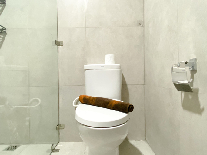 Bathroom 3, Modern Classic Studio At Pollux Chadstone Apartment, Cikarang