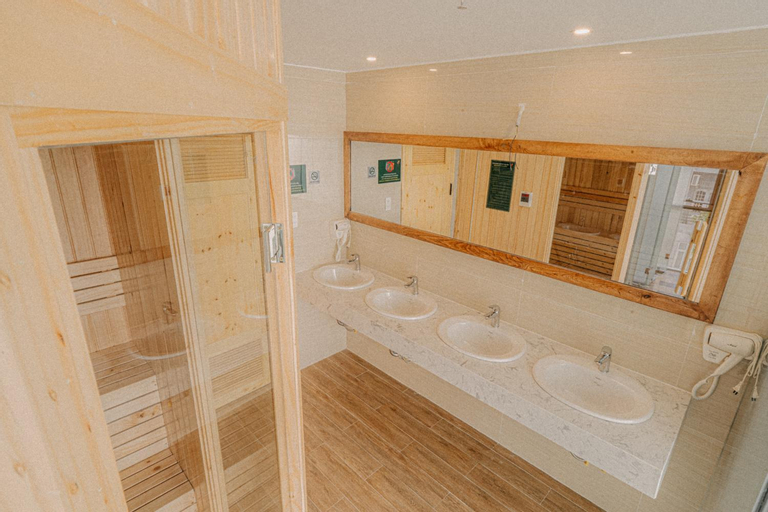 Bathroom 10