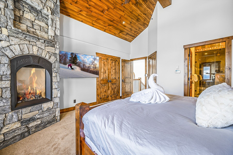 Bedroom 3, Inuksuk Lodge 4800 sq ft of Excellence, Kootenay Boundary