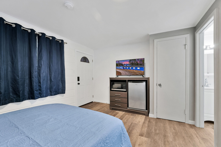 Bedroom 5, The Blue Anchor at Houghton Lake, Roscommon