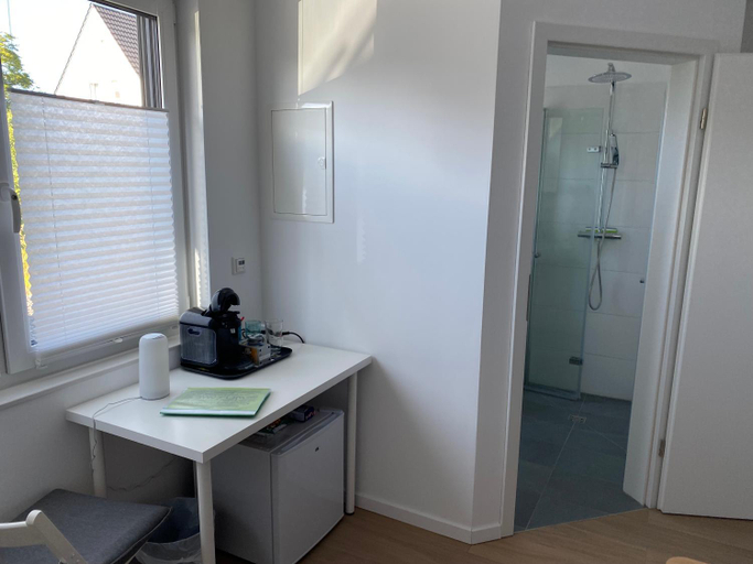 Others 5, Messezimmer nahe der Dusseldorfer Messe mit eigenem Eingang und gratis Minibar, Düsseldorf