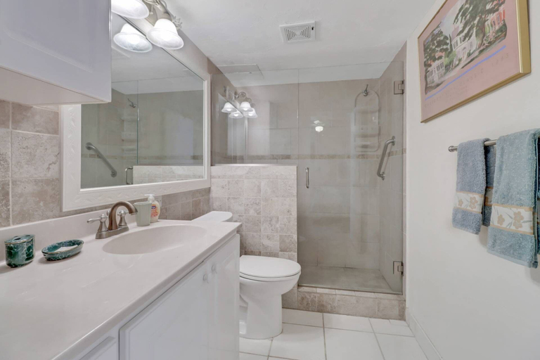 Bathroom, Beach & Tennis 1501, Lee