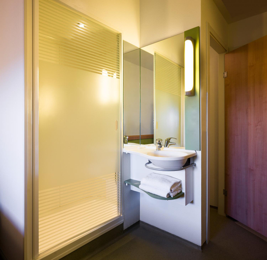 Bathroom 4, ibis budget Sevilla Aeropuerto, Sevilla