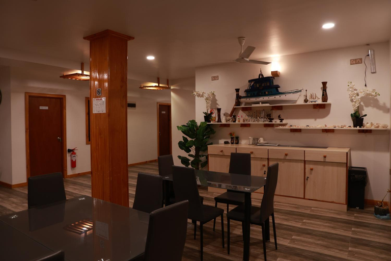 Food & Drinks, Cowry Inn, Vaavu Atoll