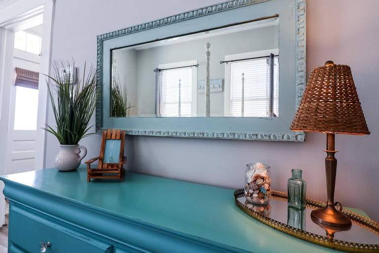 Others 5, The Old Flamingo Vibrant Bungalow just 2 mins from the beach, Galveston