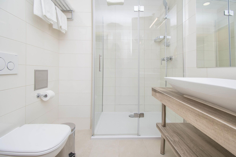 Bathroom 5, Aparthotel Flora, Tučepi