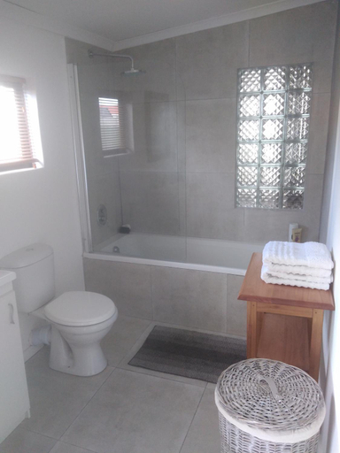 Bathroom 2, Fisherhaven Guest House, Overberg
