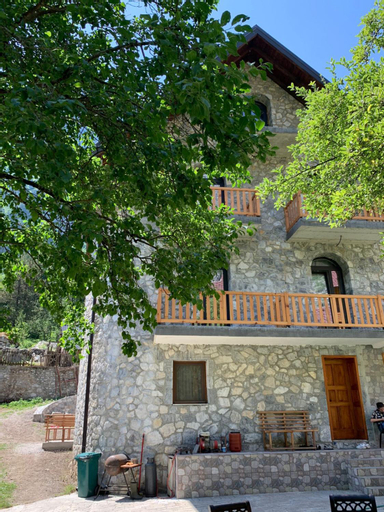 Stonehouse villa, Tropojës
