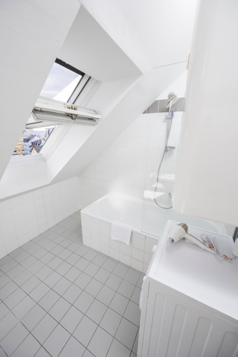 Bathroom 2, Anna and Friends, Graz