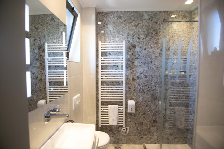 Bathroom 4, Vila Mariss, Korçës
