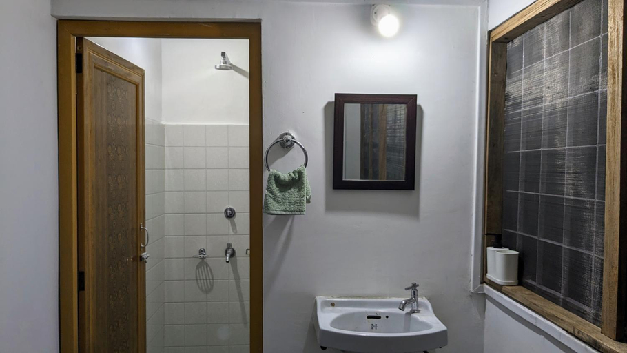 Bathroom, Golpo - Stories and Stays, Dibrugarh