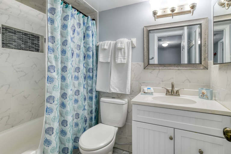 Bathroom 4, Pier Point 36, Saint Johns