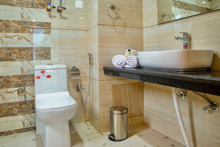 Bathroom 1, North Deodar Avenue, Manali, Kullu