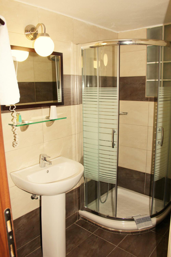Bathroom 4, Rea Hotel, Crete