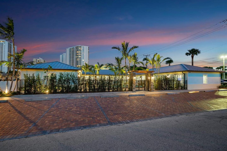 Others 4, Bermuda Bungalows (Tropical Island Getaway), Palm Beach