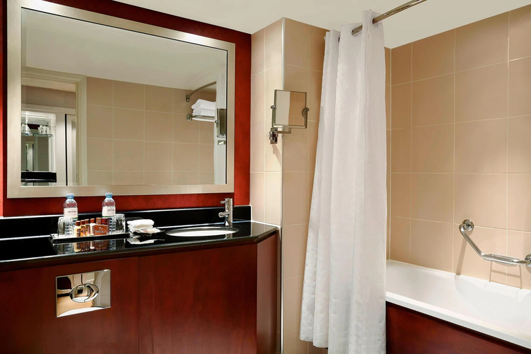Bathroom 5, Skyline Sheraton Heathrow, London