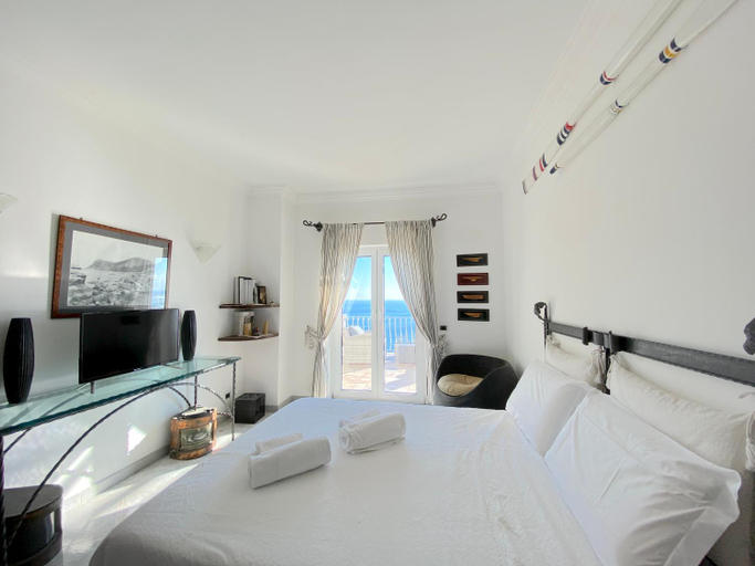 Others 3, Casa Fiore, Napoli