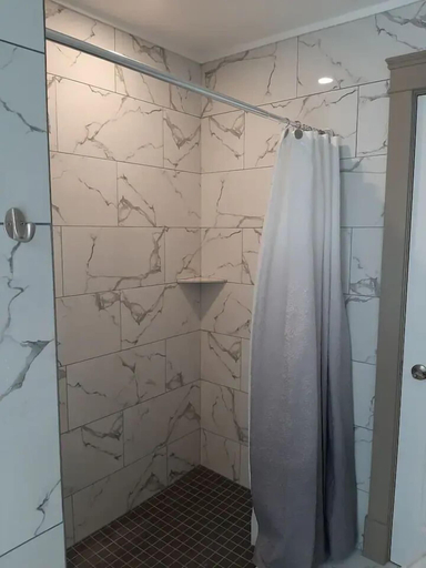Bathroom 3, France and Flowers - Private 3-Bed Apartment, Perth