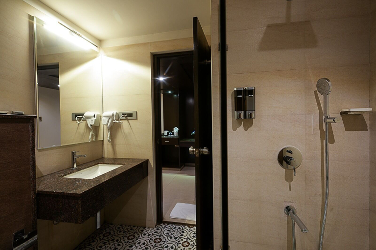 Bathroom 4, Grand Continent Malleshwaram A Sarovar Portico Affiliate Hotel, Bangalore