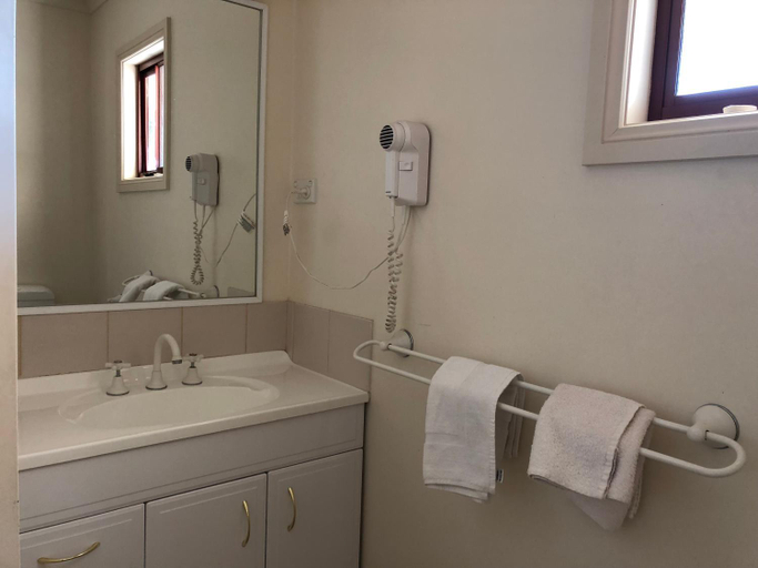 Bathroom 3, Outback Quarters Motel Hay, Hay
