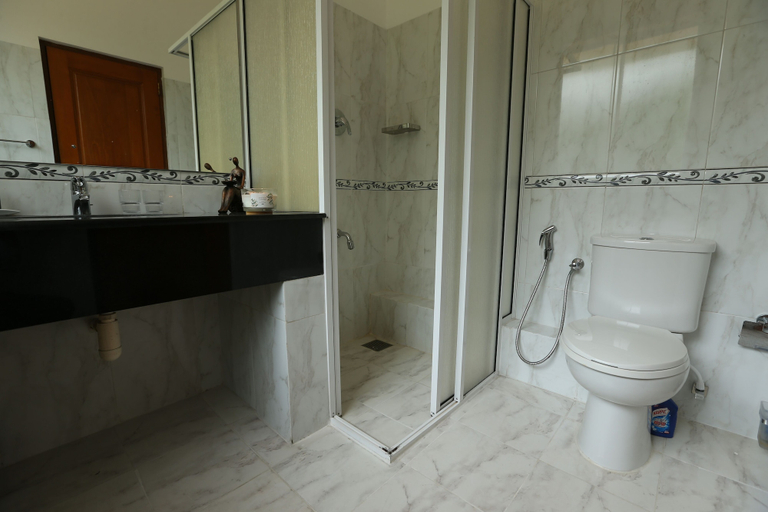 Bathroom 3, 428/89, Kaduwela