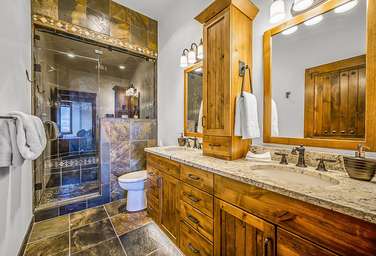 Bathroom 4, Inuksuk Lodge 4800 sq ft of Excellence, Kootenay Boundary