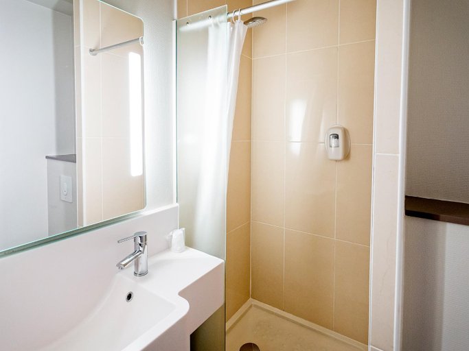 Bathroom 4, B&B HOTEL Mulhouse Centre, Haut-Rhin