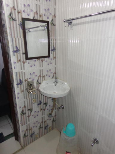 Bathroom 4, Luxmi Hotel, Kaushambi