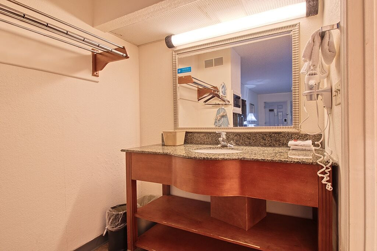 Bathroom 4, REGENCY INN & SUITES, Bibb
