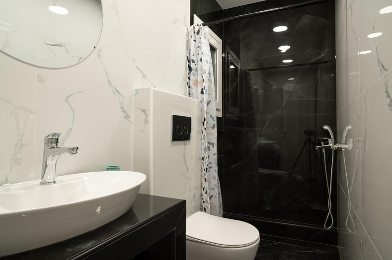 Bathroom 5, Lenorman Apartments, Attica