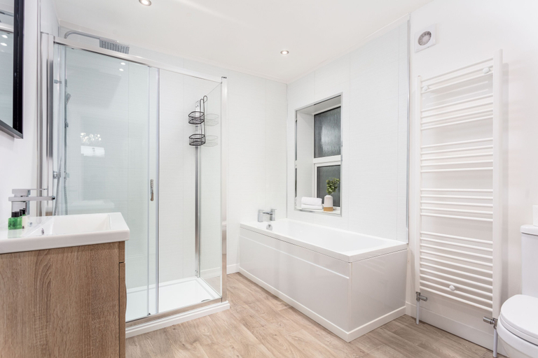 Bathroom 2, Cuthbert House - Donnini Apartments, South Ayrshire