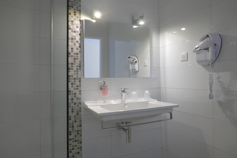 Bathroom 2, Hotel Le Golfe Ecolabel EU, Corse-du-Sud