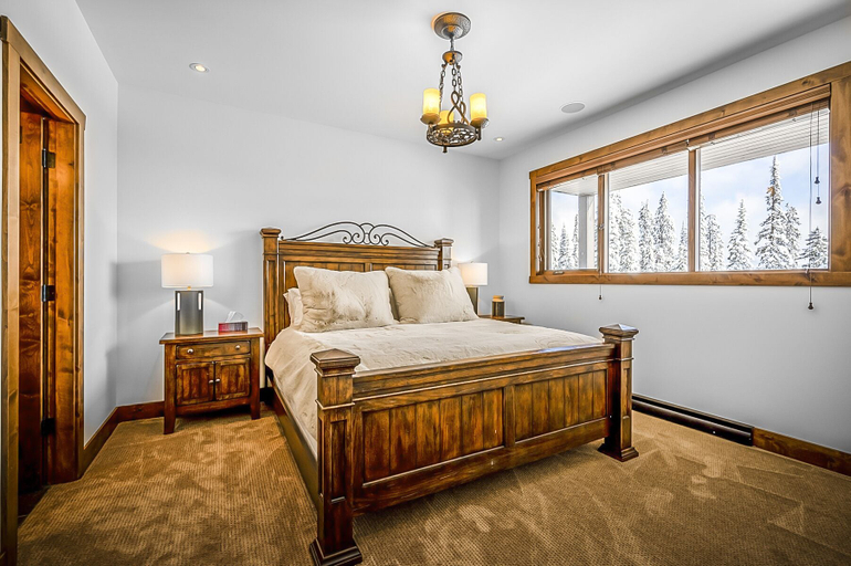 Bedroom 4, Inuksuk Lodge 4800 sq ft of Excellence, Kootenay Boundary