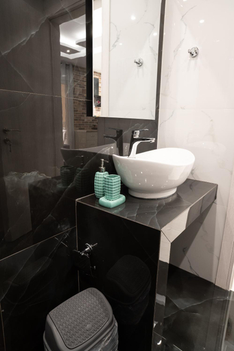 Bathroom 4, Lenorman Apartments, Attica