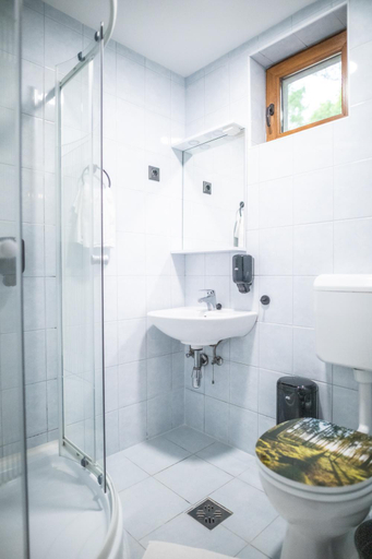 Bathroom, 4 Évszak Völgyhotel, Gyöngyös