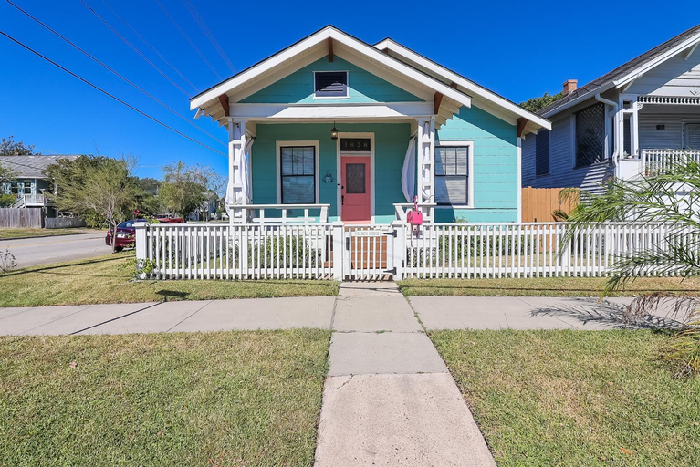 Exterior & Views 1, The Old Flamingo Vibrant Bungalow just 2 mins from the beach, Galveston