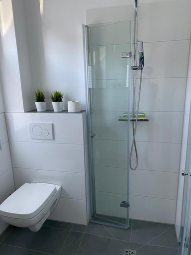 Others 4, Messezimmer nahe der Dusseldorfer Messe mit eigenem Eingang und gratis Minibar, Düsseldorf