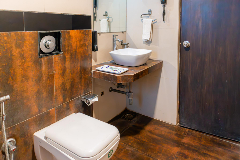 Bathroom, Treebo The Blue Roof, Thane