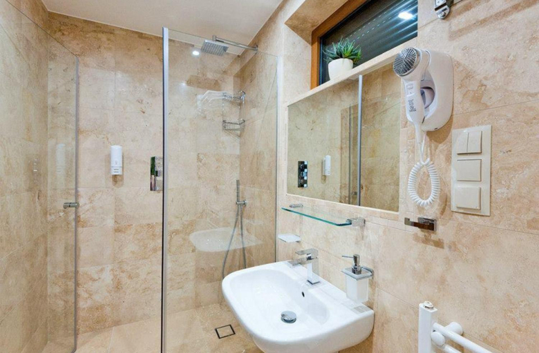 Bathroom 2, Mevo Apartament, Lesko