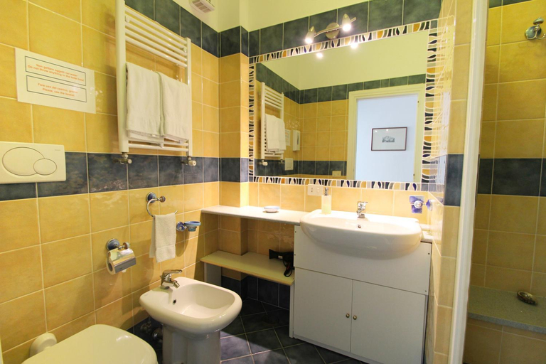 Bathroom 5, Casa Augusto, Napoli