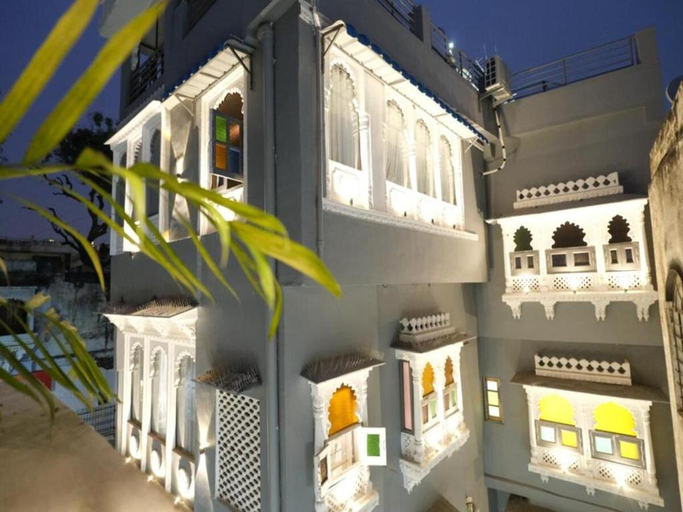 Exterior & Views
