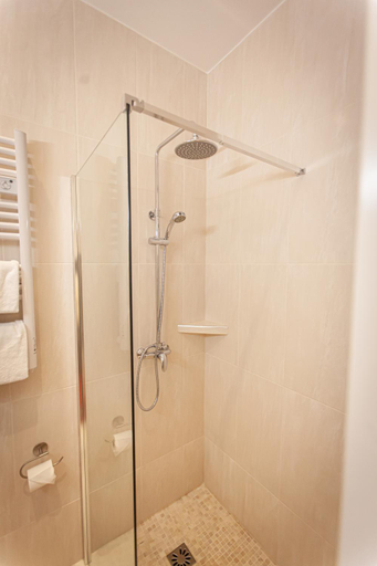 Bathroom 4, Hotel Churchill Bordeaux Centre, Gironde